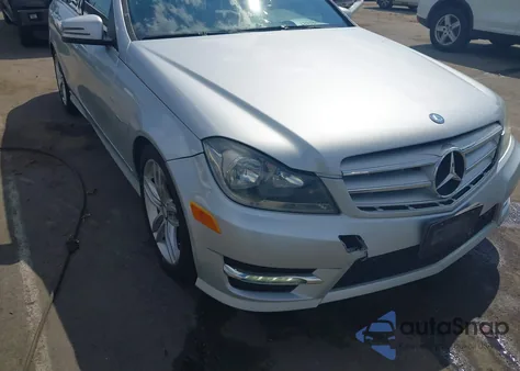 2012 Mercedes-Benz C 250 Luxury/Sport из США, поврежденный, VIN WDDGF4HB7CA628457